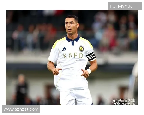 足球明星出场的震撼瞬间与精彩表现引发球迷热烈追捧与欢呼 足球明星出场的震撼瞬间与精彩表现引发球迷热烈追捧与欢呼